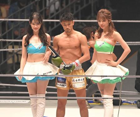 　トレント・ガーダムに勝利した梅野源治（中央）と、ＲＩＺＩＮ　ＧＩＲＬ　２０２２のキャシー（左）となつみ（撮影・高部洋祐）