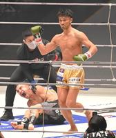 　トレント・ガーダム（左下）にＴＫＯ勝ちした梅野源治（撮影・高部洋祐）