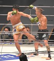 　トレント・ガーダム（右）の右足にキックを見舞い、ＫＯする梅野源治（撮影・高部洋祐）