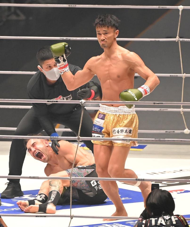 　トレント・ガーダム（左下）にＴＫＯ勝ちした梅野源治（撮影・高部洋祐）