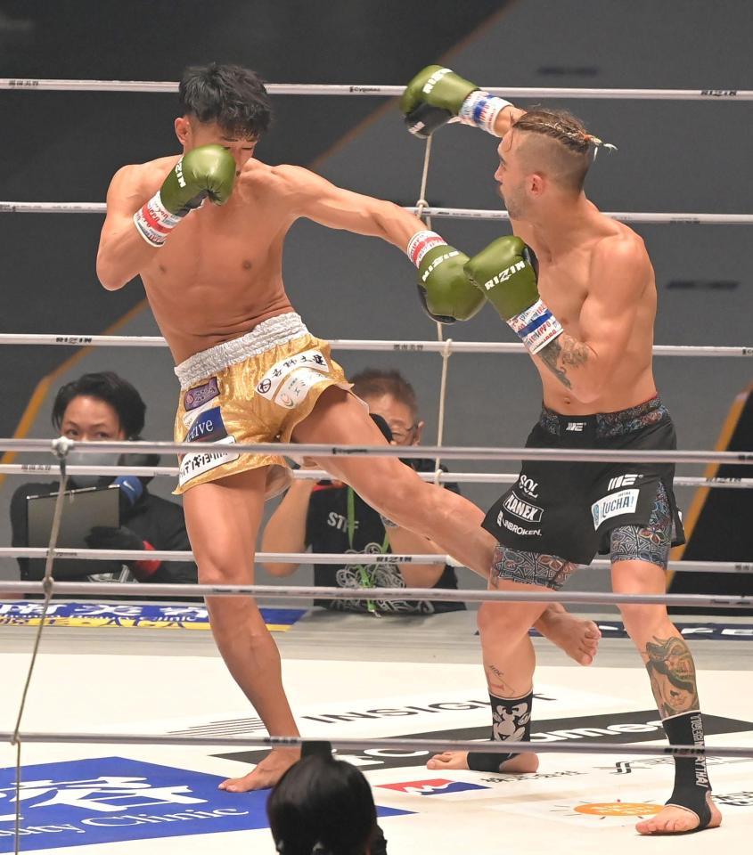 　トレント・ガーダム（右）の右足にキックを見舞い、ＫＯする梅野源治（撮影・高部洋祐）