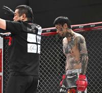 　ＫＯ負けを喫して肩を落とす瓜田純士＝１１月２３日