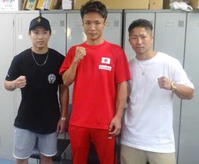 　山口聖矢（中央）のデビュー戦勝利を祝福する井上尚弥（左）と弟・拓真＝２３年８月