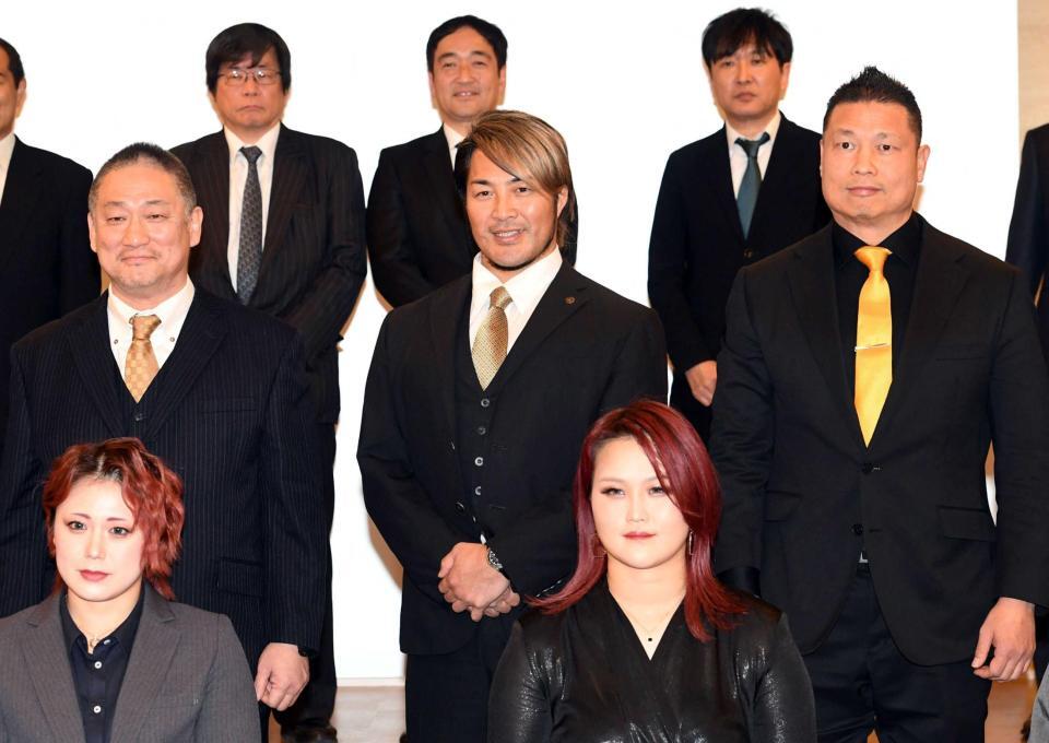 　理事に就任した新日本プロレス・棚橋弘至社長（中央）。左隣は代表理事の高木三四郎＝撮影・佐藤厚