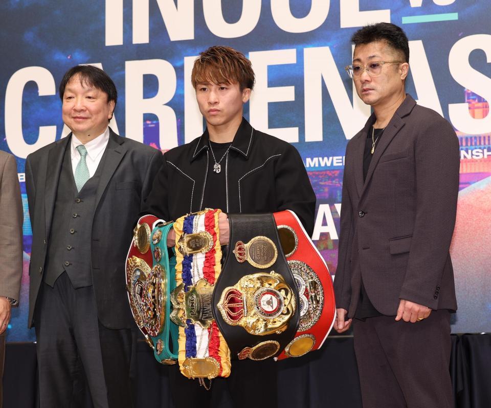　会見に出席した（左から）大橋秀行会長、世界スーパーバンタム級４団体統一王者・井上尚弥、井上真吾トレーナー（撮影・佐々木彰尚）