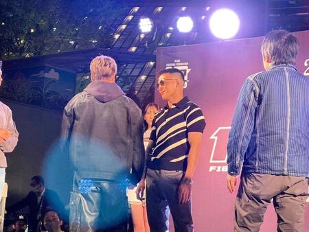 　壇上で揉める朝倉未来（中央左）と萩原京平（中央右）