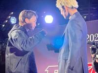 　壇上でグータッチを交わす朝倉未来（左）と鈴木千裕