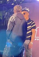 　壇上で揉める朝倉未来（左）と萩原京平