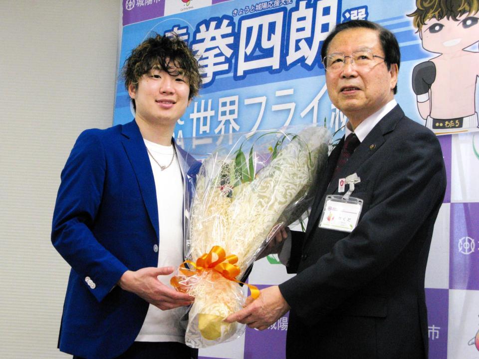 　城陽市役所を訪問した寺地拳四朗（左）