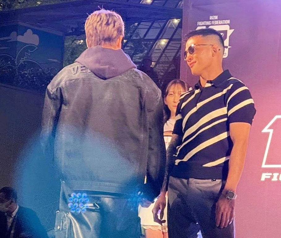 　壇上で揉める朝倉未来（左）と萩原京平