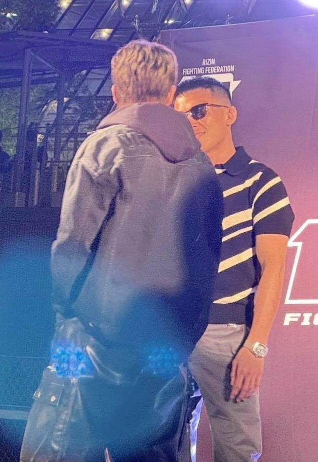 　壇上で揉める朝倉未来（左）と萩原京平