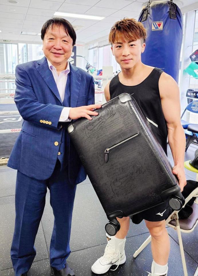 　３２歳の誕生日を迎えた井上尚弥（右）に、ベルルッティの高級スーツケースをプレゼントする大橋ジムの大橋秀行会長＝大橋ジム提供