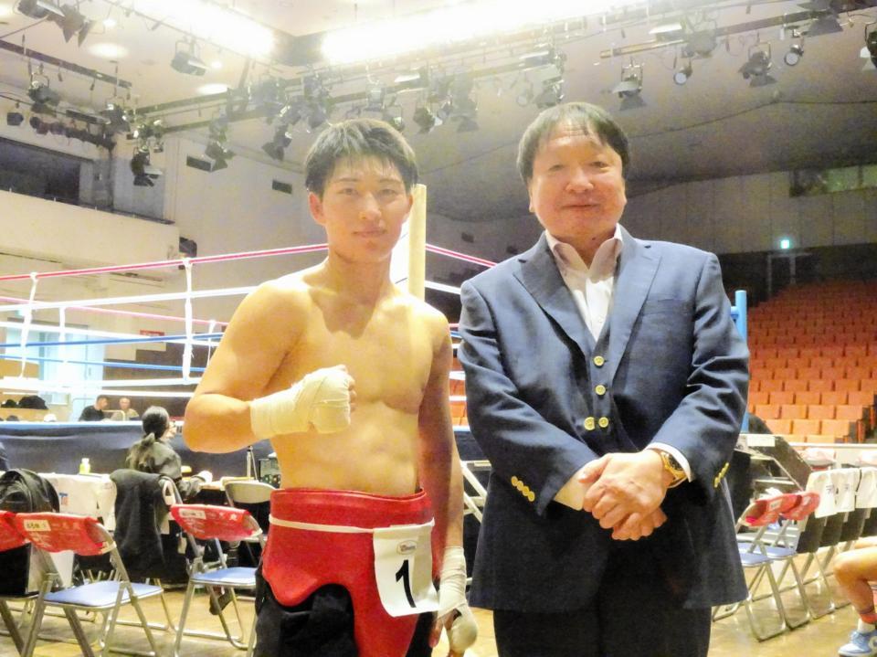 　プロテストを受験した荒竹一真（左）と大橋ジムの大橋秀行会長