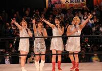 　１４年ぶりに「キッスの世界」としてパフォーマンスを披露した（左から）中西百重、脇澤美穂、納見佳容、高橋奈七永