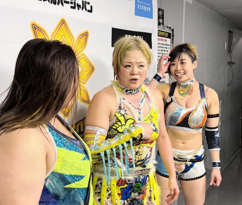 　インタビュー中にビルの火災感知器が鳴り、動揺する（左から）優宇、高橋奈七永、ＭＩＲＡＩ