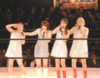 　一夜限りで再結成した「キッスの世界」で２５年前のデビュー曲を披露した（左から）中西百重、脇澤美穂、納見佳容、高橋奈七永