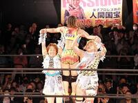 　一夜限りで復帰した中西百重（左）と最後の「ナナモモ」を組んだ高橋奈七永が、１８歳の山岡聖怜にナナモモダイバーをたたき込む