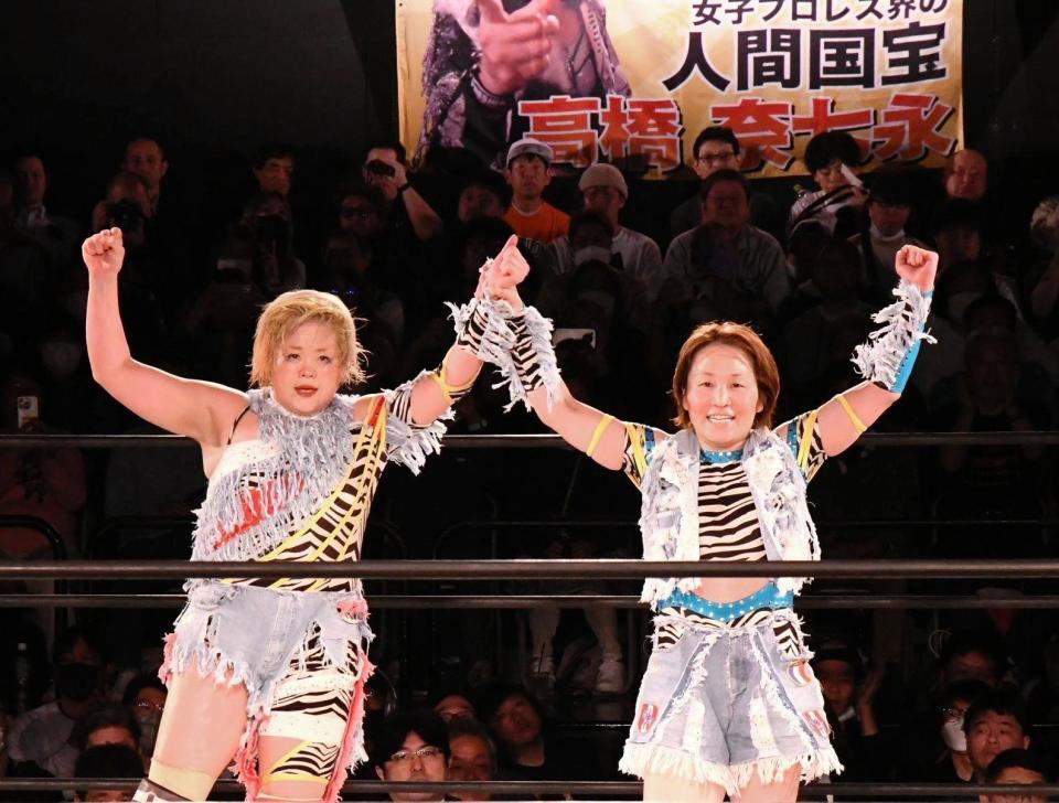 　一夜限りで復帰した中西百重（右）と最後の「ナナモモ」タッグを組んで戦った高橋奈七永