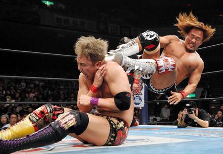 　オカダ・カズチカ（左）を破りＩＷＧＰ初戴冠＝１６年４月