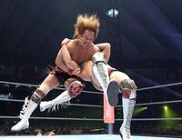 　オカダ・カズチカ（右）をデスティーノで沈め史上初の２冠＝２０年１月