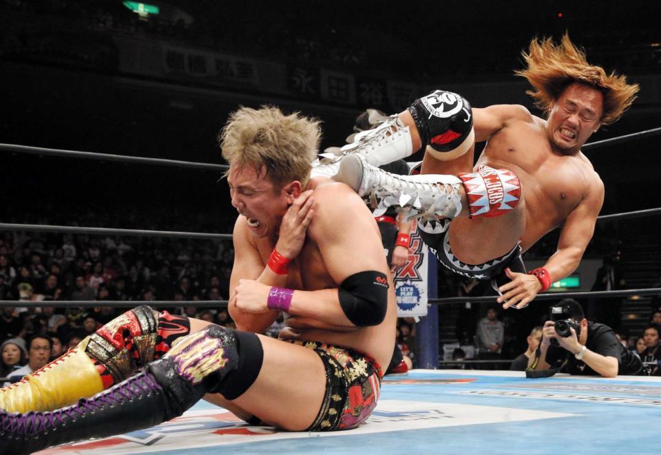 　オカダ・カズチカ（左）を破りＩＷＧＰ初戴冠＝１６年４月