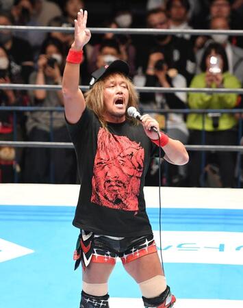 　第６試合に勝利し観客と合唱する内藤哲也（撮影・開出牧）