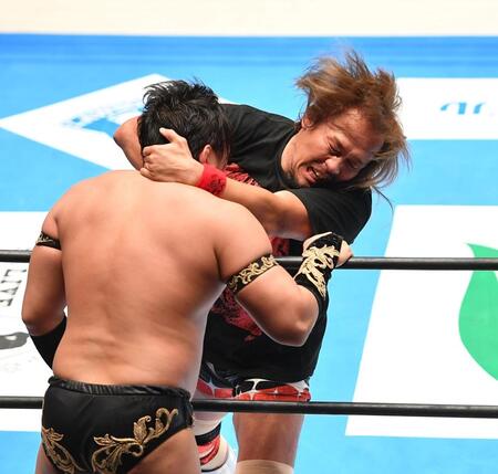 　タイチ（手前）を激しく攻める内藤哲也（撮影・開出牧）