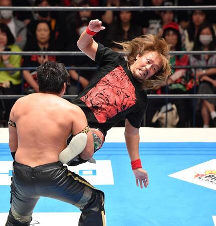 　タイチ（左）に延髄切りを入れる内藤哲也（撮影・開出牧）