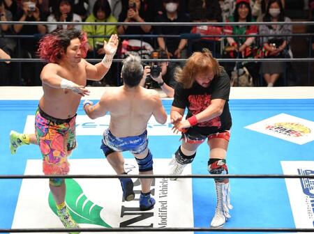 　高橋ヒロム（左）との連係技のテンデデロを内藤哲也。中央はＴＡＫＡみちのく（撮影・開出牧）