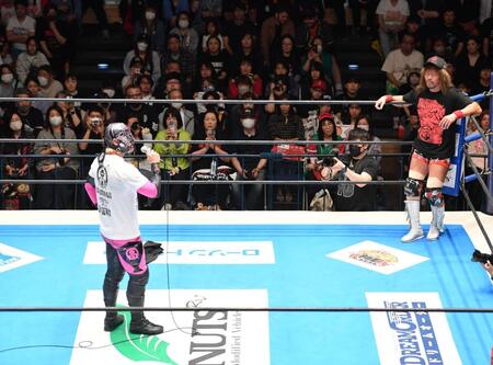 　マイクを握り心境を語るＢＵＳＨＩ（左）。右端は耳を傾ける内藤哲也（撮影・開出牧）