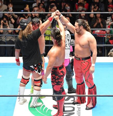 　第６試合に勝利しタッグを組んだメンバーと拳を挙げる内藤哲也（左手前）＝撮影・開出牧