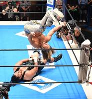 　ジェフ・コブ（下）にサンセットフリップを見舞う棚橋弘至（撮影・開出牧）