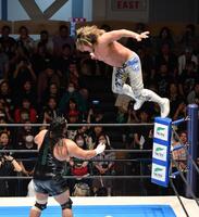 　ジェフ・コブ（下）にハイフライトフローを見舞う棚橋弘至（撮影・開出牧）