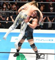 　棚橋弘至（上）を豪快に持ち上げるジェフ・コブ（撮影・開出牧）