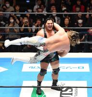 　棚橋弘至のハイフライフローを受け止め不敵な笑みを浮かべるジェフ・コブ（撮影・開出牧）