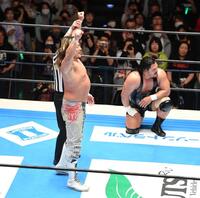 　ジェフ・コブ（後方）との３０分１本勝負に勝利した棚橋弘至（手前）＝撮影・開出牧