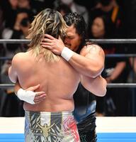 　試合後、棚橋弘至（手前）と抱き合い健闘をたたえ合うジェフ・コブ（撮影・開出牧）