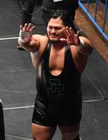 　試合後、リングを降りてファンに手を振るジェフ・コブ（撮影・開出牧）