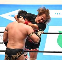 　タイチ（手前）を激しく攻める内藤哲也（撮影・開出牧）