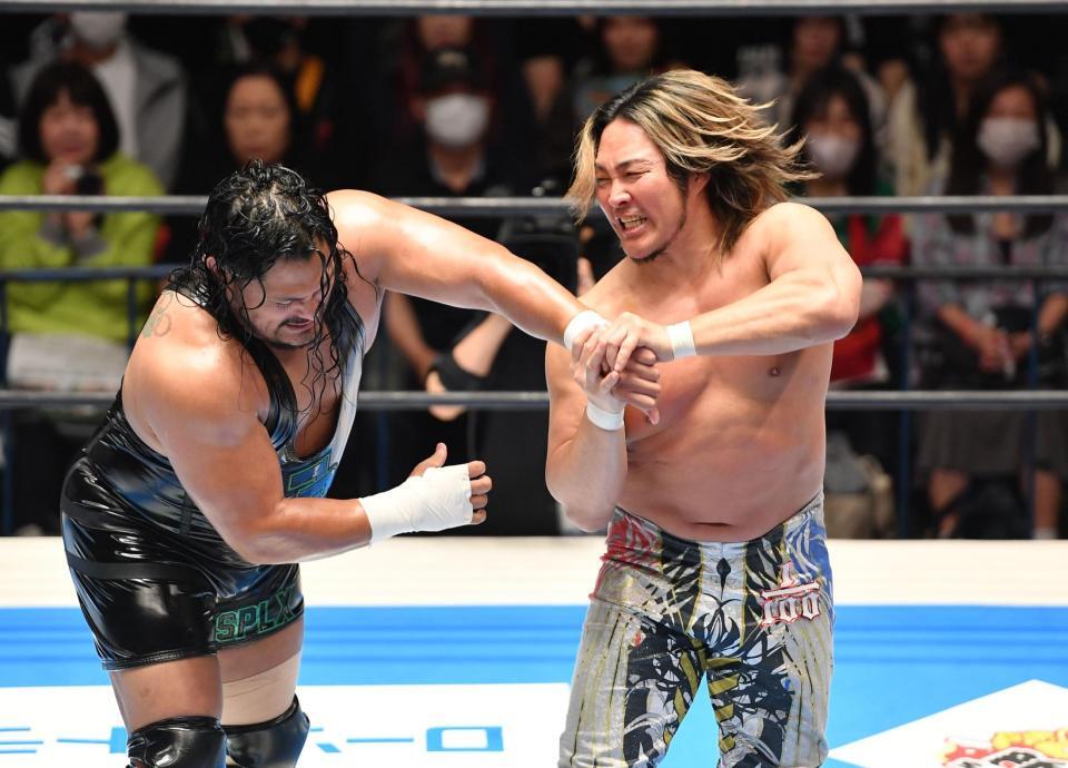 　ジェフ・コブ（左）を攻める棚橋弘至（撮影・開出牧）