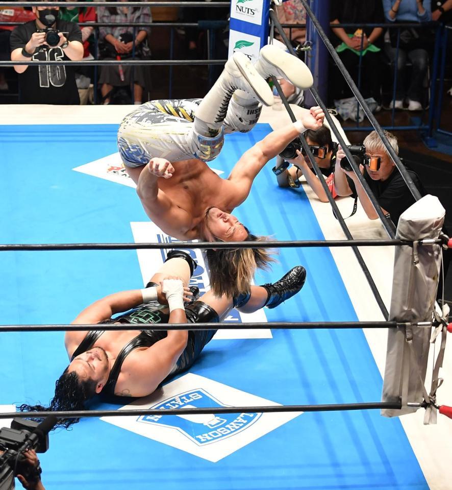 　ジェフ・コブ（下）にサンセットフリップを見舞う棚橋弘至（撮影・開出牧）