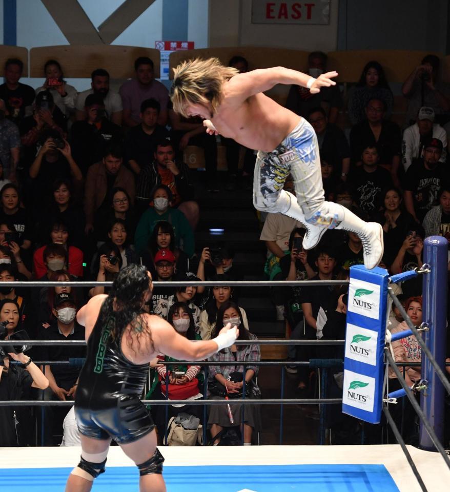 　ジェフ・コブ（下）にハイフライトフローを見舞う棚橋弘至（撮影・開出牧）