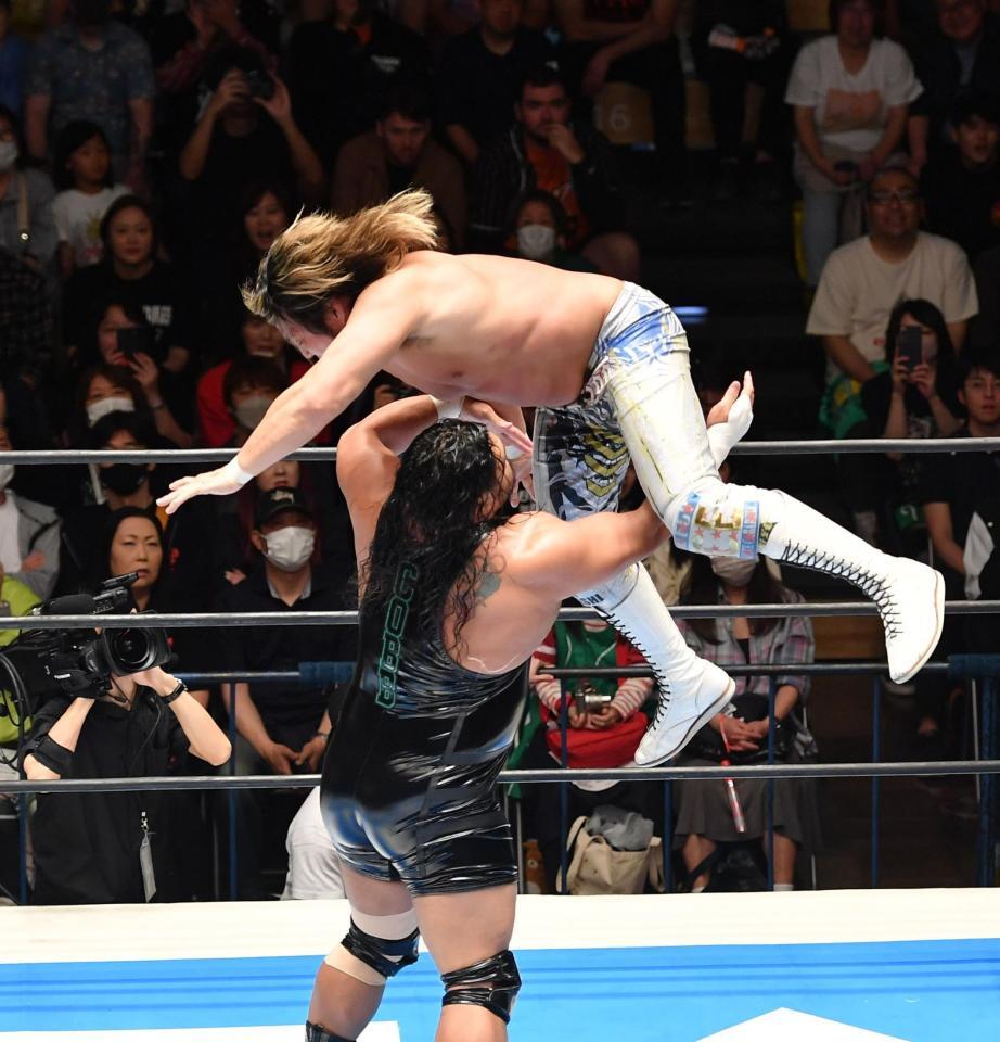 　ジェフ・コブ（下）にハイフライフローを見舞う棚橋弘至（撮影・開出牧）