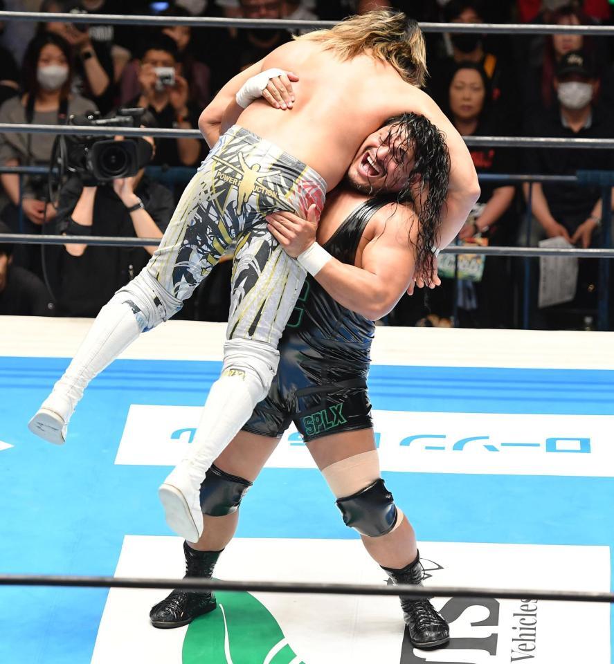 　棚橋弘至（上）を豪快に持ち上げるジェフ・コブ（撮影・開出牧）