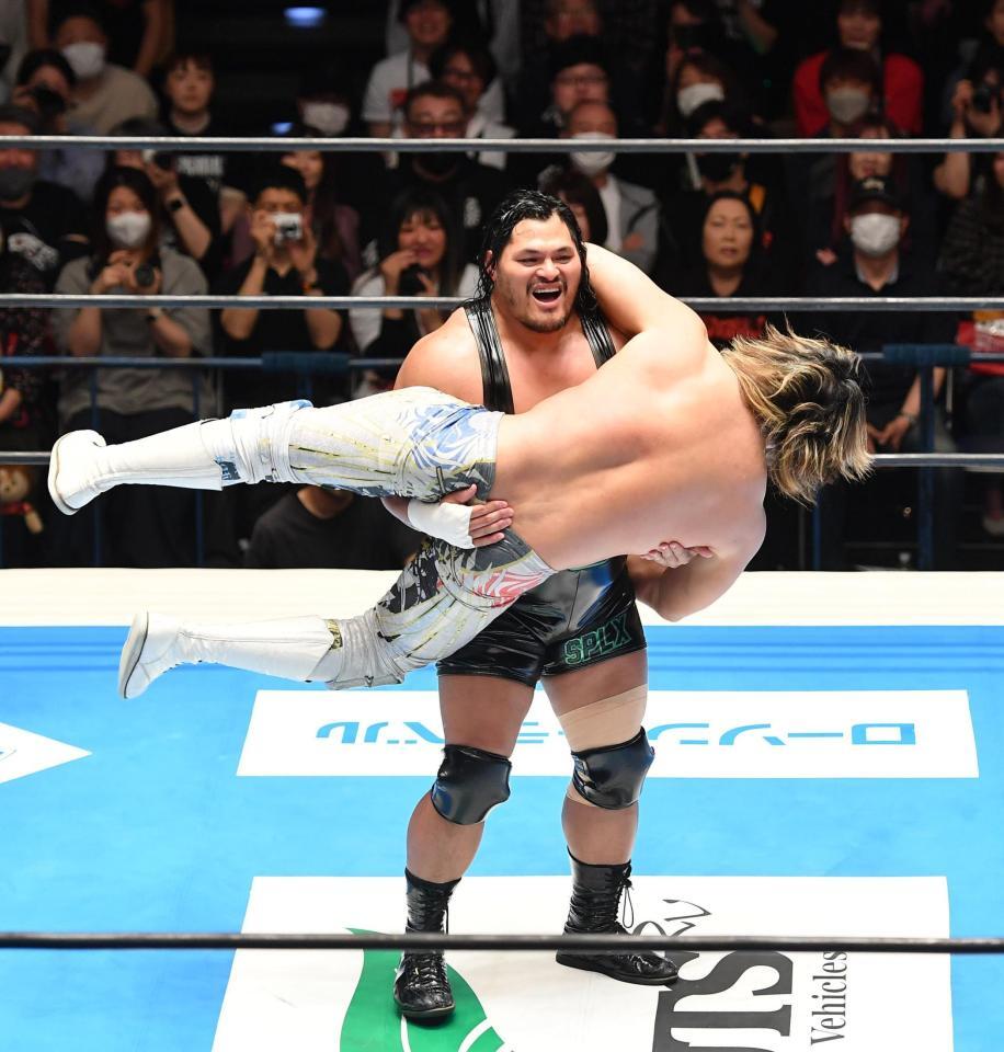 　棚橋弘至のハイフライフローを受け止め不敵な笑みを浮かべるジェフ・コブ（撮影・開出牧）