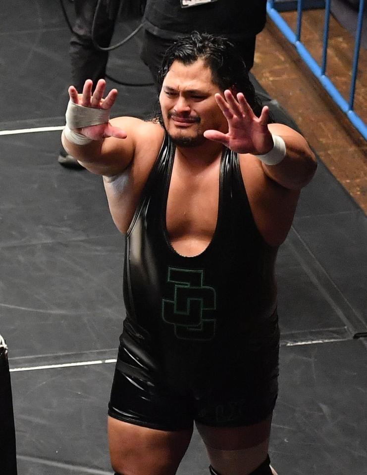 　試合後、リングを降りてファンに手を振るジェフ・コブ（撮影・開出牧）