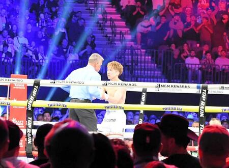 　２回、カルデナスの左カウンターでダウンを喫し、立ち上がる井上尚弥