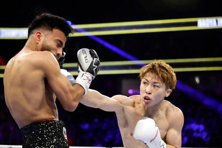 　ラモン・カルデナス（左）を攻める井上尚弥＝Ｔモバイル・アリーナ（ゲッティ＝共同）