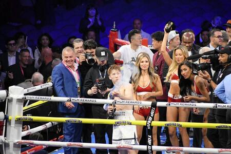 　７回ＴＫＯ勝ちし、ファンサービスのグッズをバズーカで撃ち込む井上尚弥（中央）