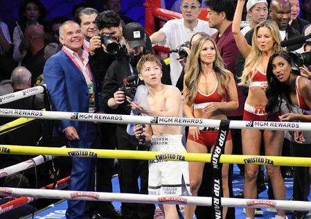 　７回ＴＫＯ勝ちし、ファンサービスのグッズをバズーカで撃ち込む井上尚弥（中央）